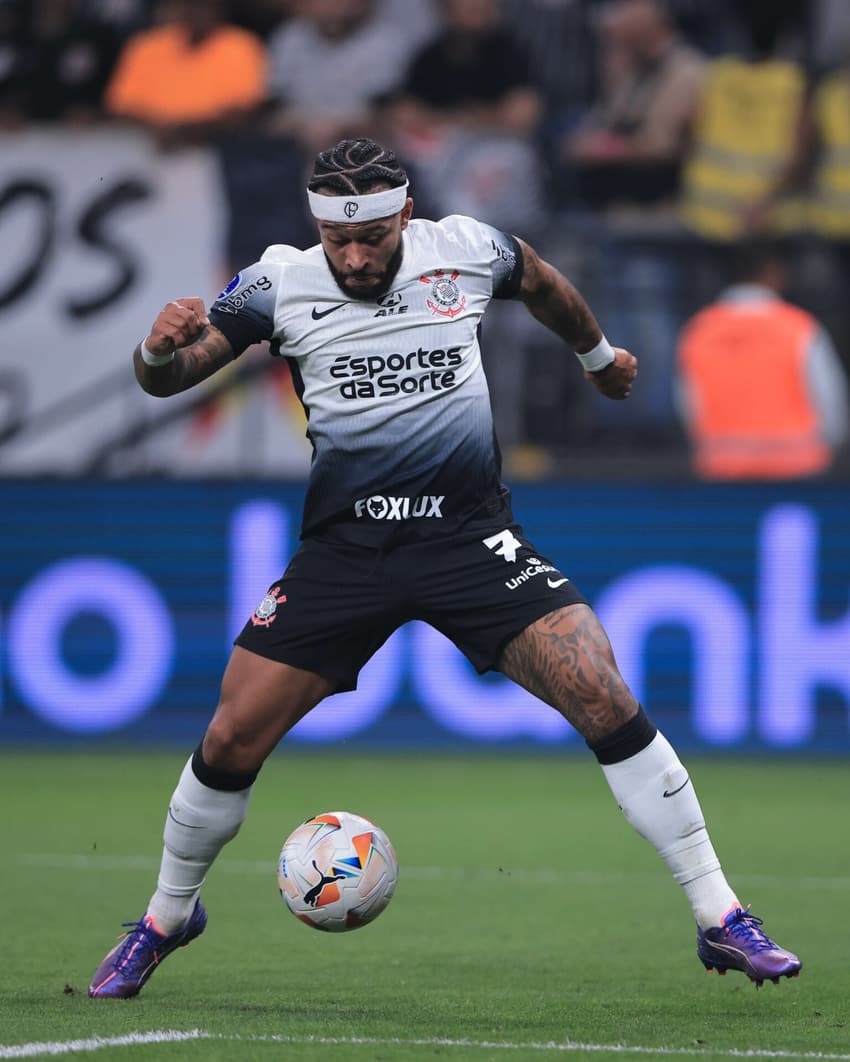 SP - SAO PAULO - 24/09/2024 - COPA SUL-AMERICANA 2024, CORINTHIANS X FORTALEZA - Memphis Depay jogador do Corinthians durante partida contra o Fortaleza no estadio Arena Corinthians pelo campeonato Copa Sul-Americana 2024. Foto: Ettore Chiereguini/AGIF