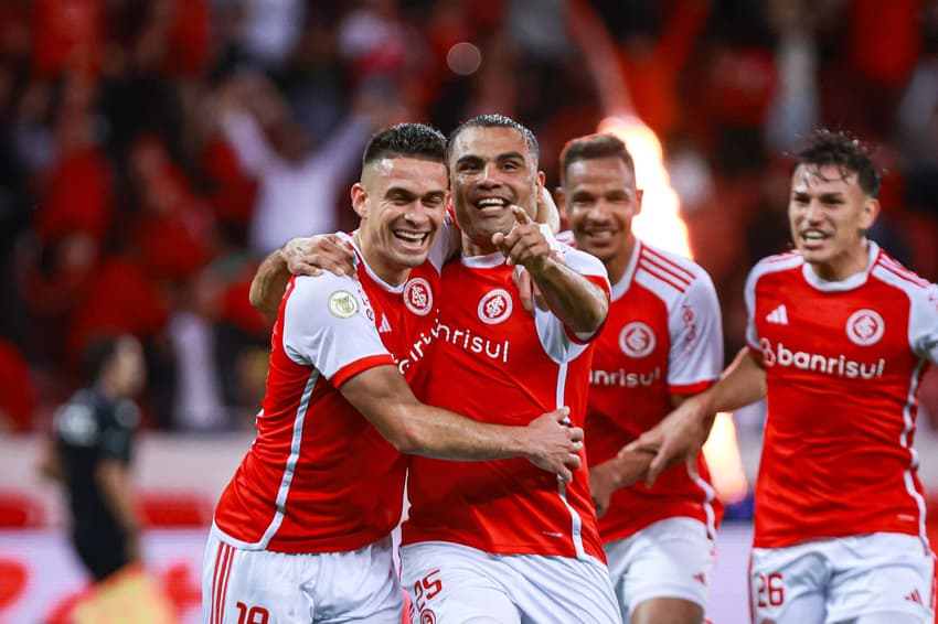 Gabriel Mercado e Rafael Borrá comemoram o gol em Internacional x Cuiaba, no Beira-Rio