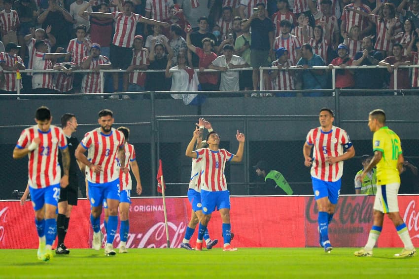 Diego Gomez comemora o gol em Paraguai x Brasil, no estádio Defensores del Chaco