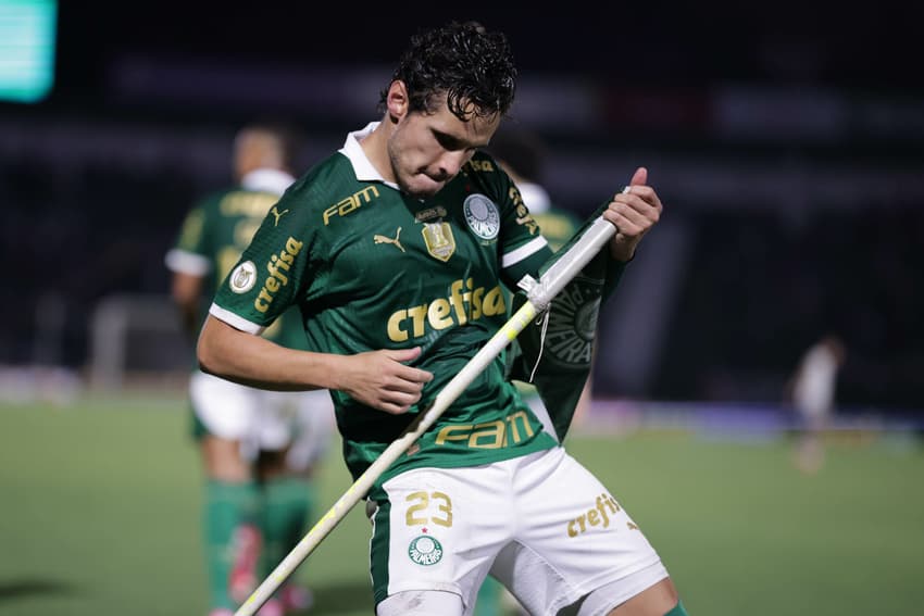 Raphael Veiga comemora gol em Palmeiras x Atlético-MG pelo Brasileirão