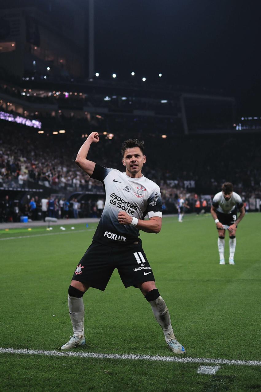 Romero comemora seu gol em Corinthians z Fortaleza