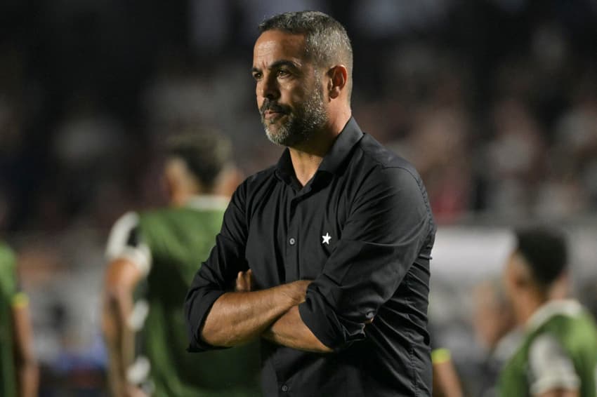 Técnico do Botafogo, Artur Jorge, no jogoo contra o São Paulo. (Foto: NELSON ALMEIDA / AFP)