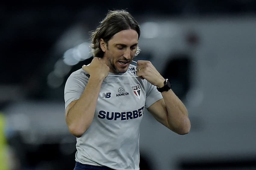 Luis Zubeldia, tácnico do São Paulo. durante partida contra o Botafogo, no Nilton Santos, pela Copa Libertadores