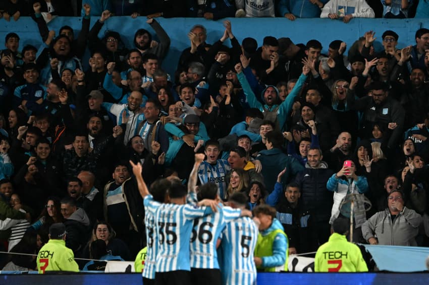 Torcida do Racing comemora classificação