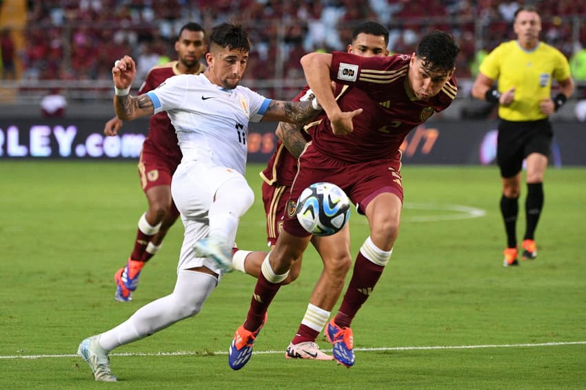Cristian Olivera e Nahuel Ferraresi em Venezuela x Uruguai, no Monumental de Maturin (Foto: Federico Parra / AFP)