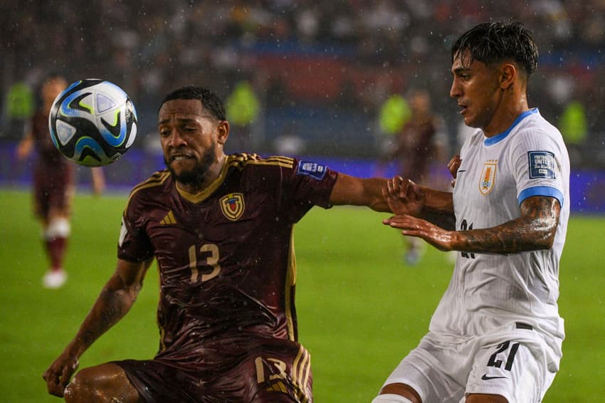 Jose Martinez e Facundo Torres em Venezuela 0 x 0 Uruguai 