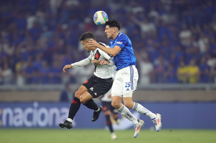Jogos de hoje: Lucas Villalba, do Cruzeiro, disputa lance com Philippe Coutinho, do Vasco, durante partida pelo Brasileirão de 2024 (Foto: Gilson Lobo/GazetaPress)