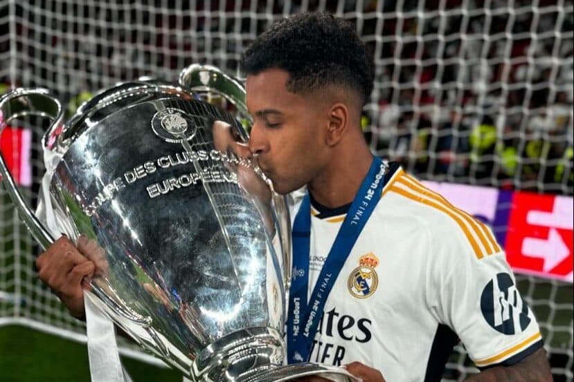 Rodrygo com a taça da Champions League após conquista em Wembley. (Foto: Divulgação)