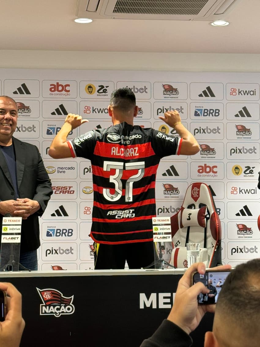 Alcaraz em coletiva pelo Flamengo