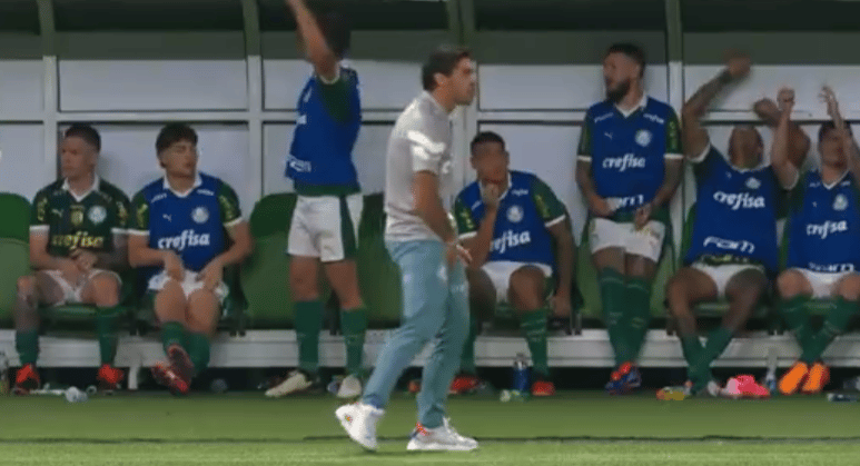 Abel Ferreira faz gesto obsceno em queda do Palmeiras (Foto: Reprodução)