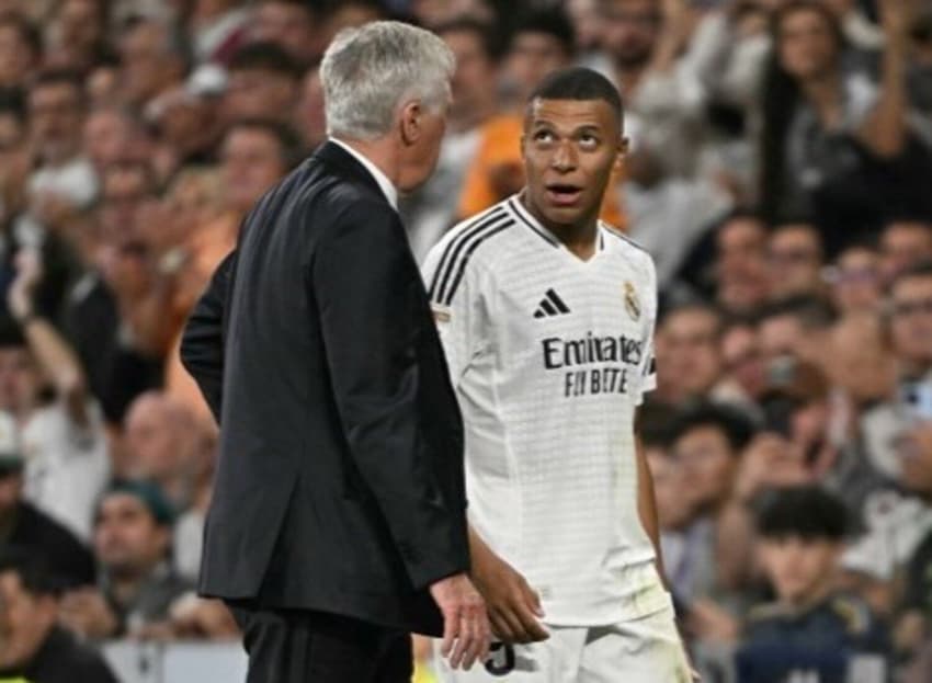 Mbappé conversa com Carlo Ancelotti após ser substituído (Foto: Javier SORIANO / AFP)