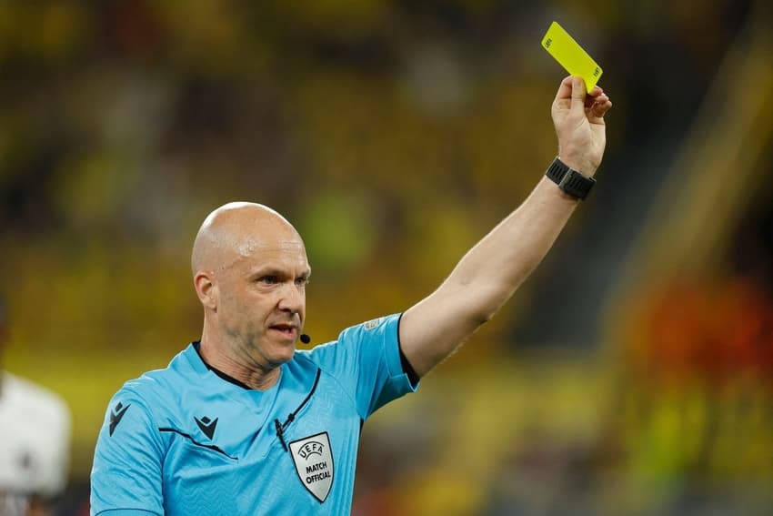 Árbitro Anthony Taylor em partida da Champions League 2023/24 (Foto: Odd Andersen/AFP)