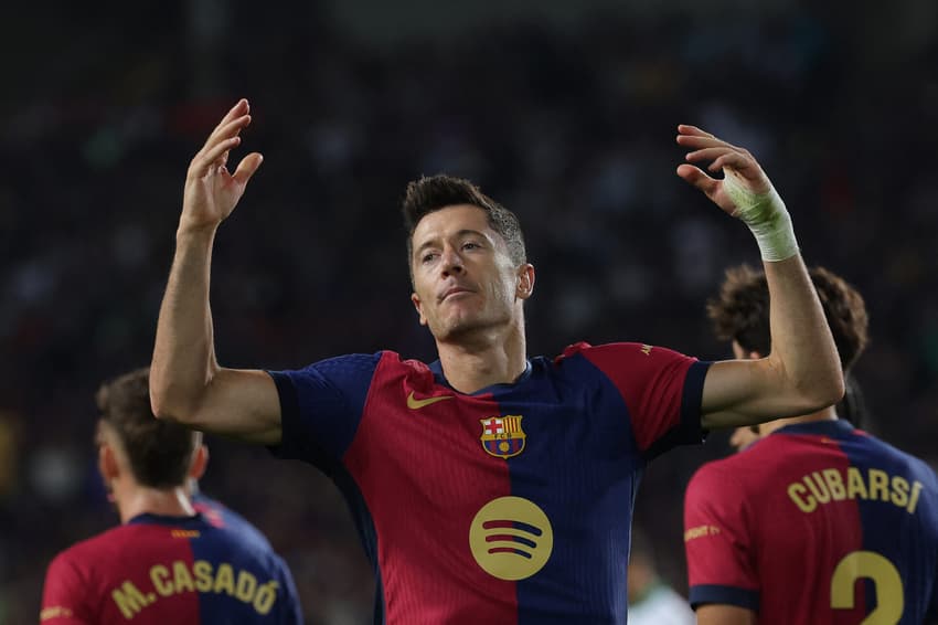 Robert Lewandowski comemora gol pelo Barcelona (Foto: LLuis Gene/AFP)