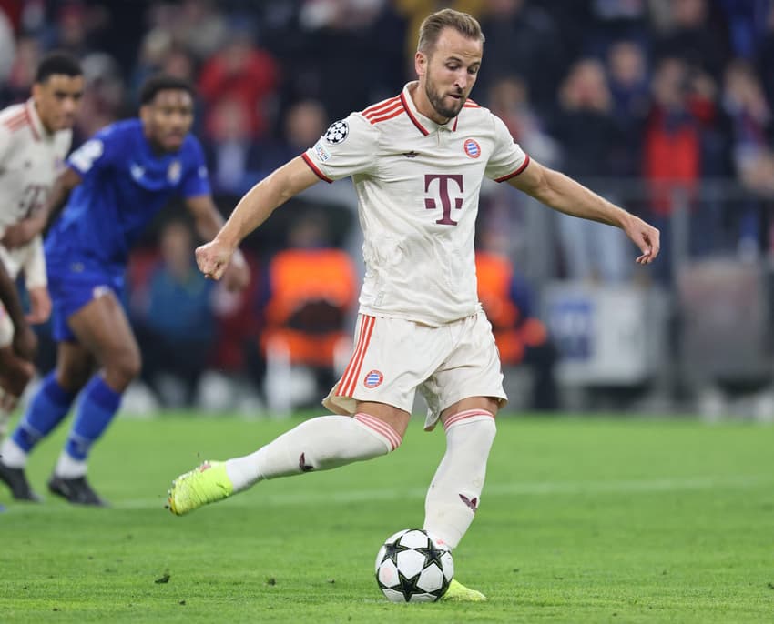 Kane bate para marcar um de seus quatro gols na vitória do Bayern na Champions (Foto: Alexandra BEIER / AFP)