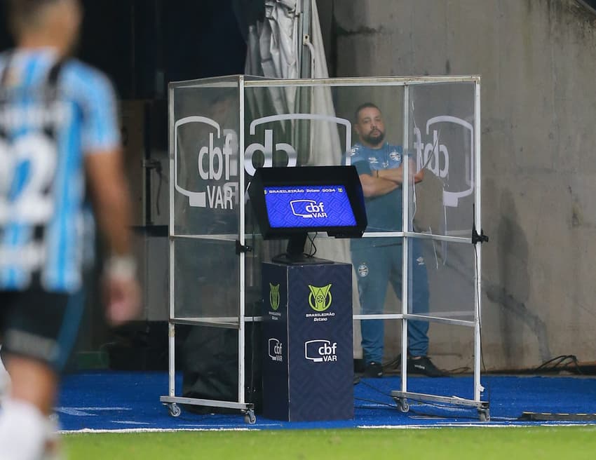 Cabine do VAR danificada pelo atacante Carlinhos, do Flamengo, durante partida entre Gremio e Flamengo no estadio Arena do Gremio pelo campeonato Brasileiro A 2024. Foto: Giancarlo Santorum/AGIF