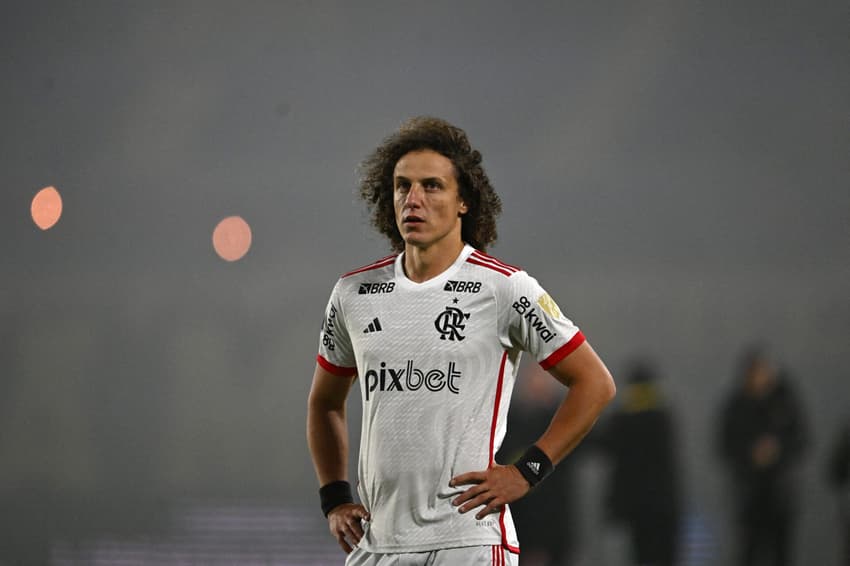 Flamengo de David Luiz foi recebido com protestos no Rio de Janeiro (Foto: Eitan ABRAMOVICH / AFP)