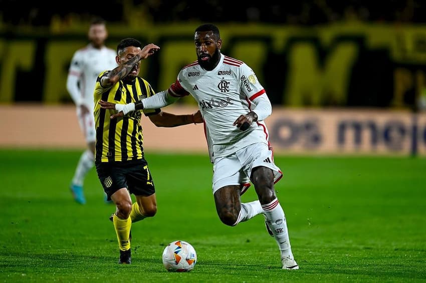 Gerson em ação no duelo entre Flamengo e Peñarol, pela Libertadores (Foto: Marcelo Cortes / CRF)