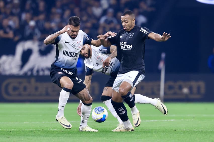 Botafogo e Corinthians fazem o grande jogo deste sábado no futebol brasileiro; Confira os outros destaques dos jogos de hoje (Foto: Marcello Zambrana/AGIF)