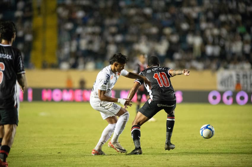 No primeiro turno, o Santos sofreu uma derrota de 2 a 1 para o Botafogo-SP; Confira as informações do jogo de hoje (Foto: Henrique Campinha/AGIF)