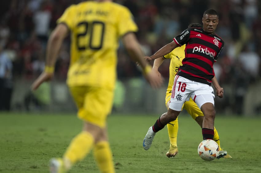 Flamengo e Peñarol se enfrentam pela Libertadores (Foto: Jorge Rodrigues/AGIF)