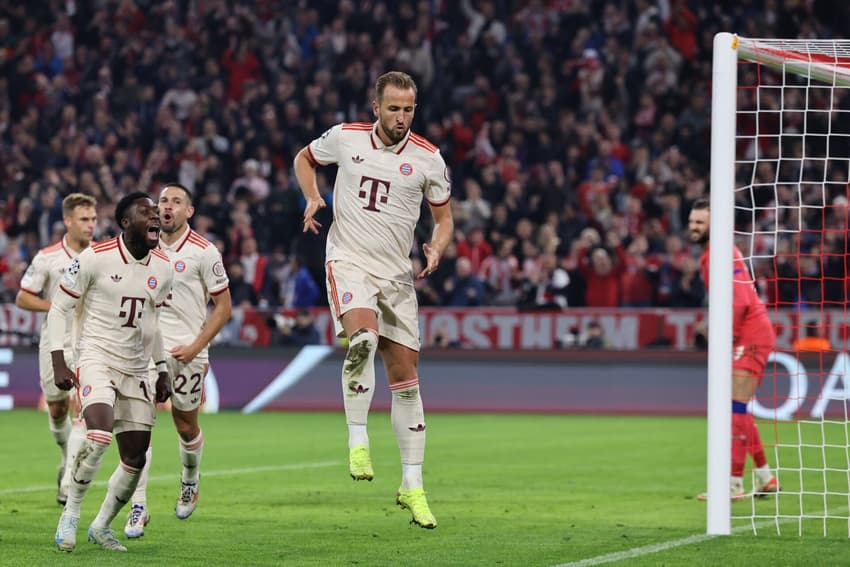 Kane celebra um de seus quatro gols na vitória do Bayern na Champions (Foto: Alexandra BEIER / AFP)