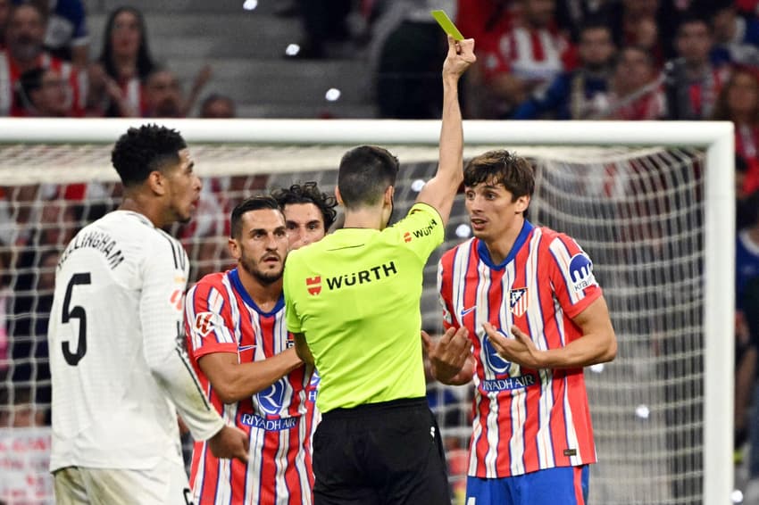 Le Normand, zagueiro do Atlético de Madrid, recebe cartão amarelo (Foto: Javier Soriano/AFP)