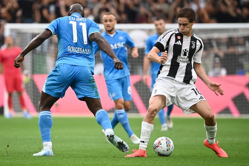 Jogadores de Juventus e Napoli brigam pela bola na partida (Foto: Isabella BONOTTO / AFP)