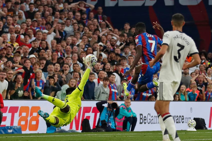 Onana voa para fazer milagre em empate do Manchester United contra o Crystal Palace (Foto: Ian Kington / AFP)