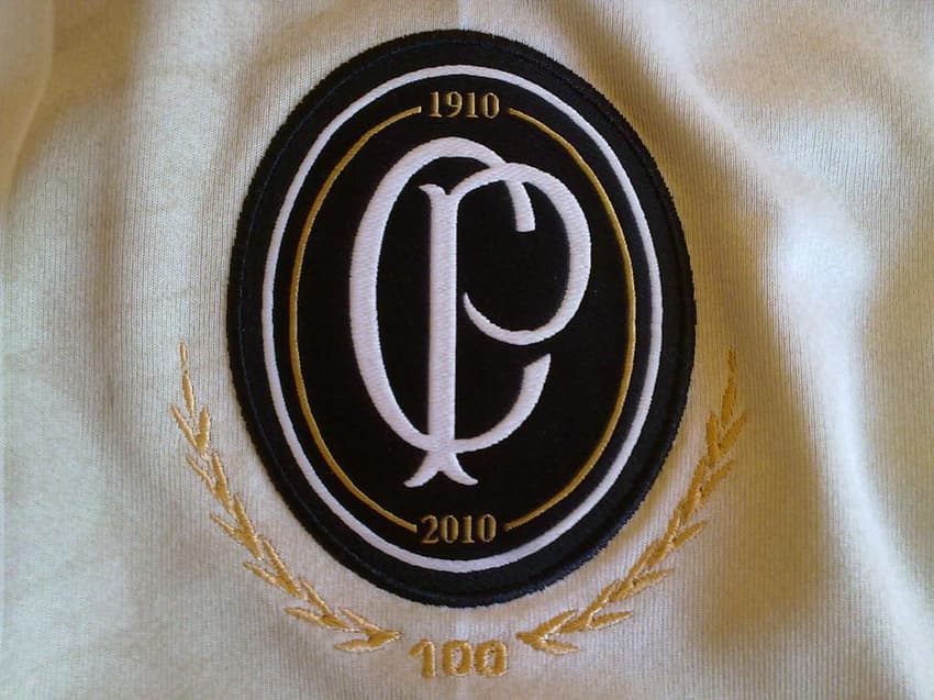 Camisa do centenário do Corinthians trazia o primeiro escudo do clube estampado no uniforme (Foto: Reprodução)