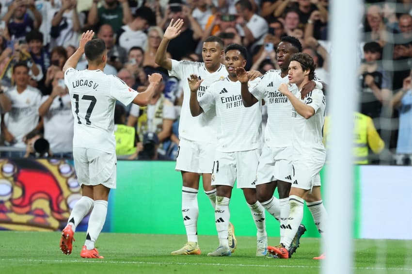 Jogadores do Real Madrid comemoram gol em jogo contra o Espanyol (Foto: Thomas COEX / AFP)