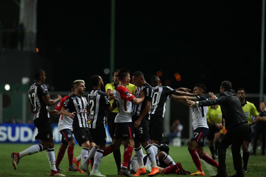 Confusão, brigas e racismo marcaram duelo entre San Lorenzo e Atlético-MG, pela Libertadores (Foto: Pedro Vale/AGIF)