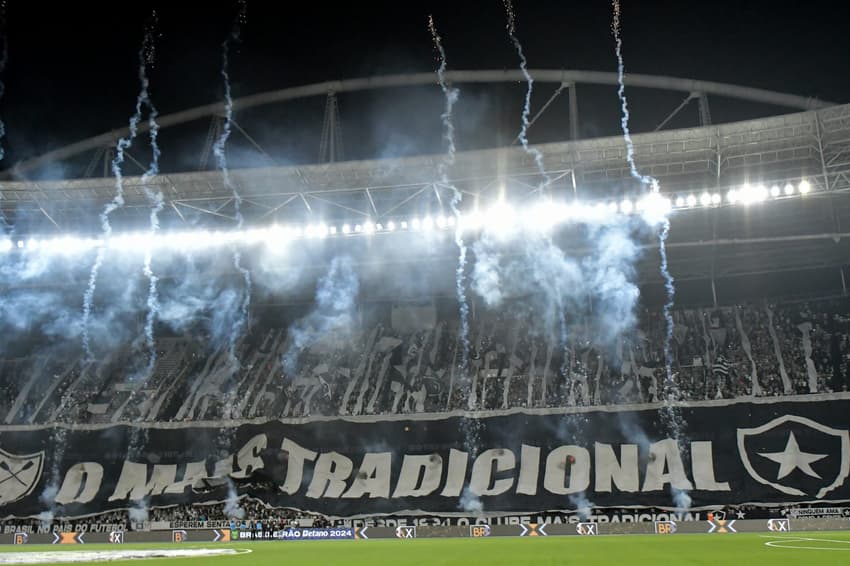 A torcida do Botafogo é, sem dúvidas, uma das mais apaixonadas do país; Veja a história do hino do Botafogo (Foto: Thiago Ribeiro/AGIF)