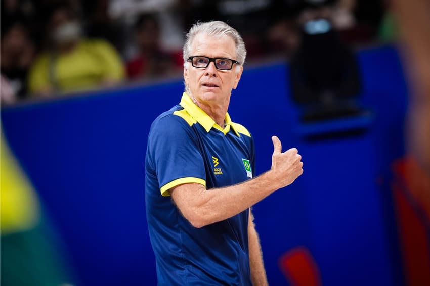 Bernardinho, o técnico da Seleção Brasileira, na quadra (Foto: FIVB)