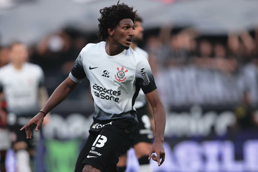 Camisa do Corinthians de 2024 mostra um desenho diferente do que tínhamos nos últimos anos (Foto: Ettore Chiereguini/AGIF)