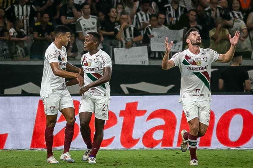 O segundo uniforme do clube de 2024 se parece muito com a camisa pioneira no uso das listras diagonais, vista pela primeira vez em 1906 (Foto: Fernando Moreno/AGIF)