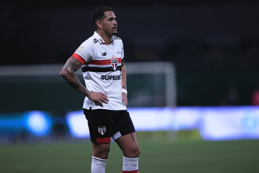 Mesmo após 90 anos, a camisa do São Paulo segue com a mesma estrutura (Foto: Ettore Chiereguini/AGIF)