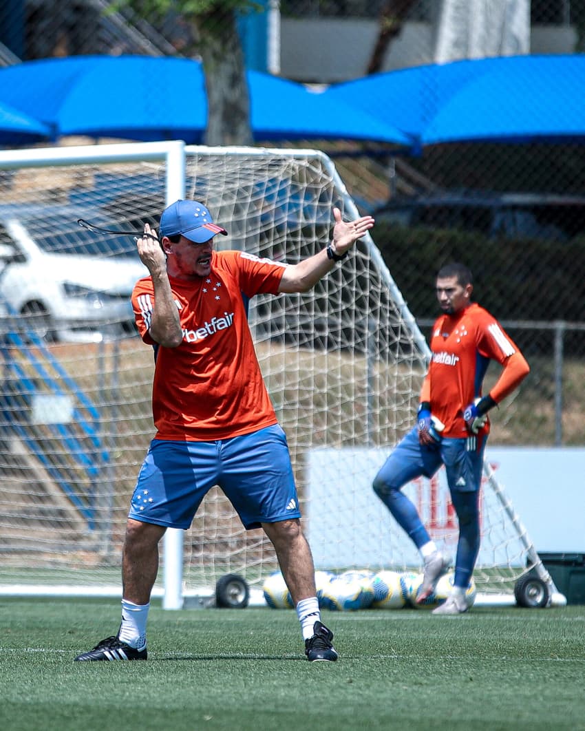 Técnico Fernando Diniz comanda treino do Cruzeiro (Foto: Gustavo Martins/ Cruzeiro)