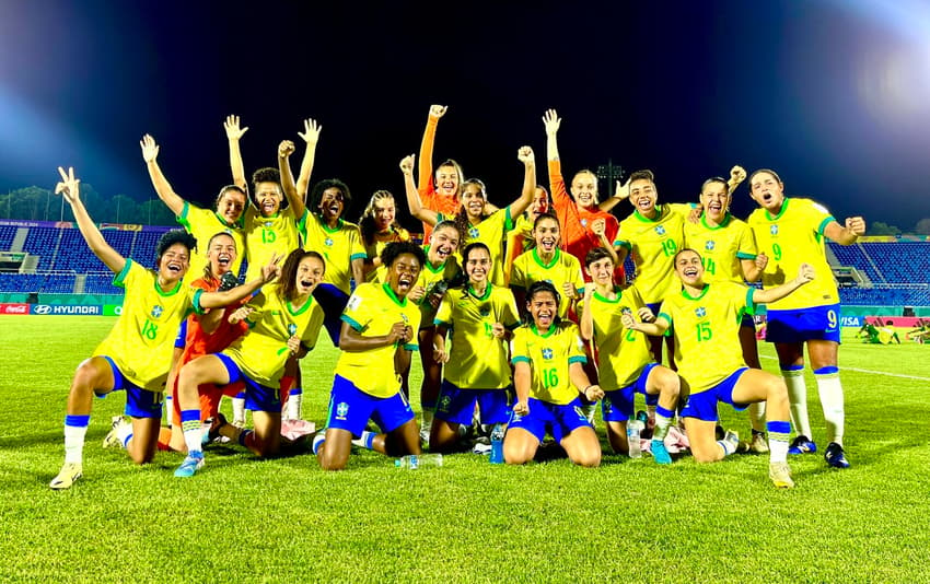 A seleção brasileira feminina sub-17 festeja a vitória por 1 a 0 sobre Zâmbia, na abertura da Copa do Mundo da categoria (Foto: Leto Ribas/CBF/Divulgação)