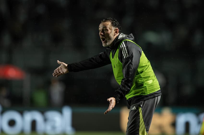 Gabriel Milito a beira do gramado em Vasco x Atlético-MG (Foto: Pedro Souza/Atlético)