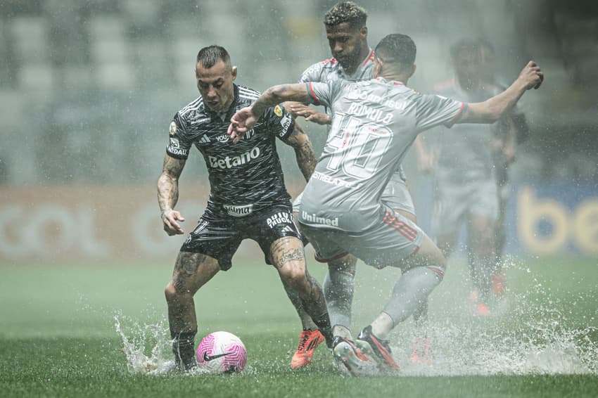 Vargas, do Atlético-MG, em uma dividida na Arena MRV, no confronto contra o Internacional (Foto: Pedro Souza/Atlético)