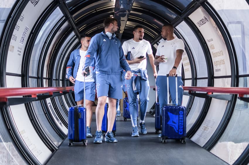 Delegação do Cruzeiro viaja para decisão em Buenos Aires da semifinal da Sul-Americana, contra o Lanús. Na foto: Peralta, Gabriel Grando, Léo Aragão e Anderson (Foto: Gustavo Aleixo/Cruzeiro)