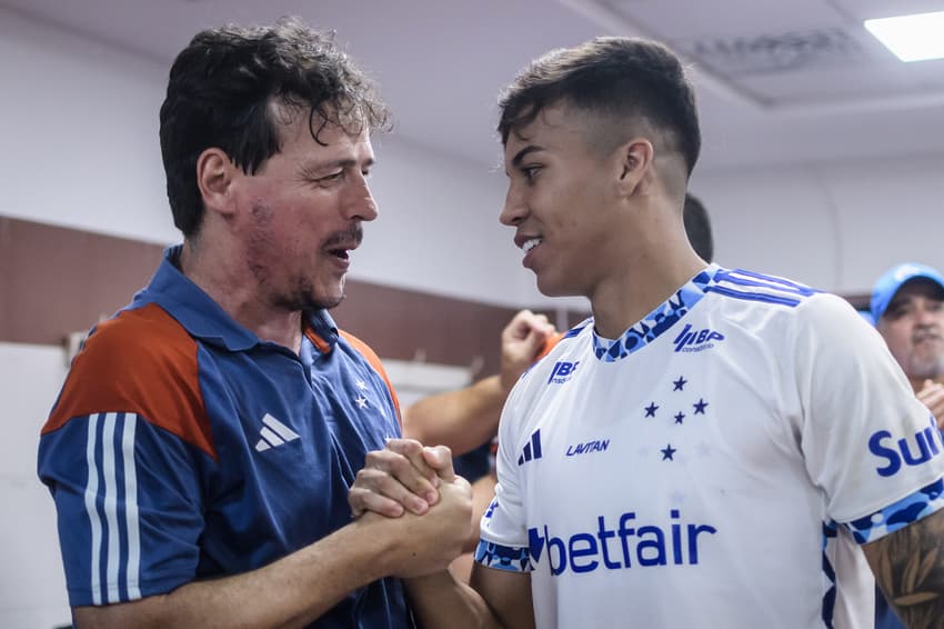 Kaio Jorge e Fernando Diniz após classificação do Cruzeiro para a final da Sul-Americana (Foto: Gustavo Aleixo/Cruzeiro)