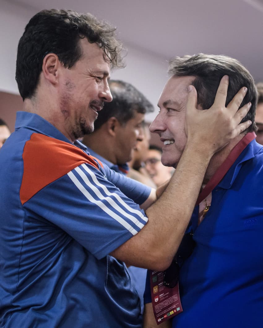 Fernando Diniz, técnico do Cruzeiro, e Pedro Lourenço, dono da SAF da Raposa, após classificação para a final da Sul-Americana (Foto: Gustavo Aleixo/Cruzeiro)