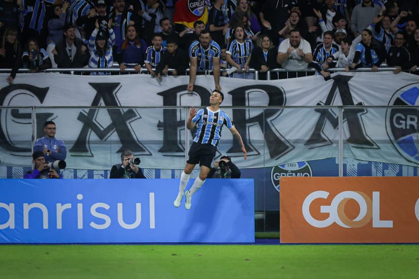 Alexander Aravena jogador do Grêmio comemora seu gol durante partida contra o Fortaleza no estádio Arena do Grêmio pelo campeonato Brasileiro A 2024. Foto: Maxi Franzoi/AGIF