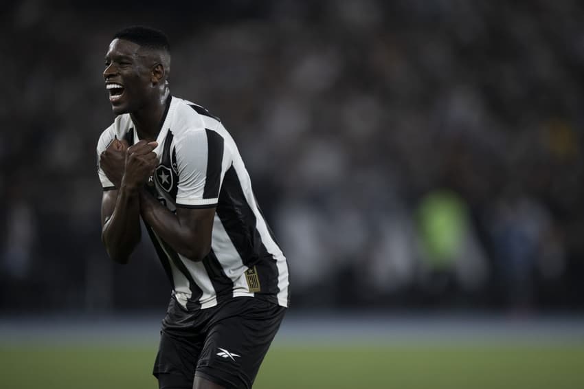 Luiz Henrique, jogador do Botafogo, comemora seu gol durante partida contra o Peñarol, no Nilton Santos, pela semifinal da Libertadores (Foto: Jorge Rodrigues/AGIF)