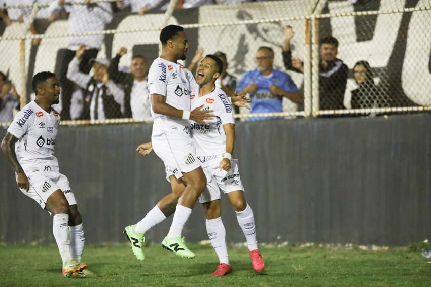 Jogadores do Santos comemoram gol contra o Ituano