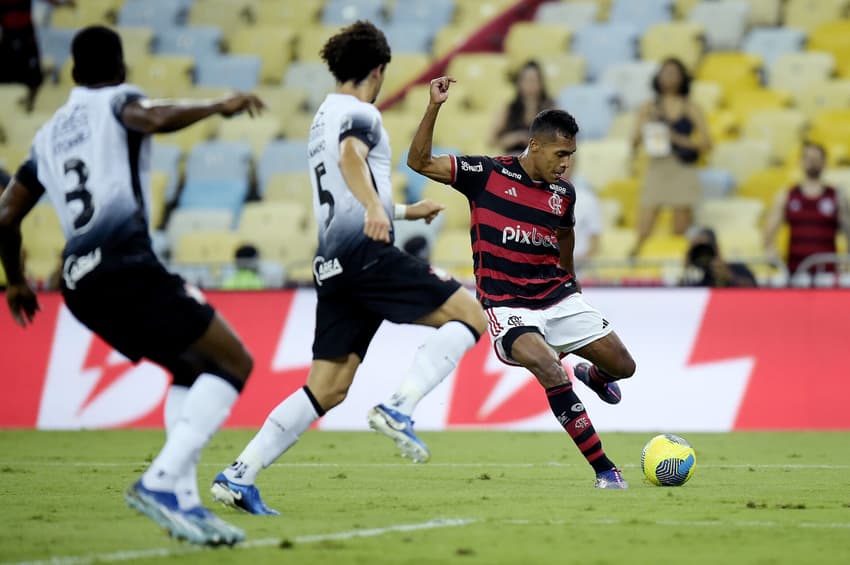 Alex Sandro e André Ramalho em Flamengo x Corinthians