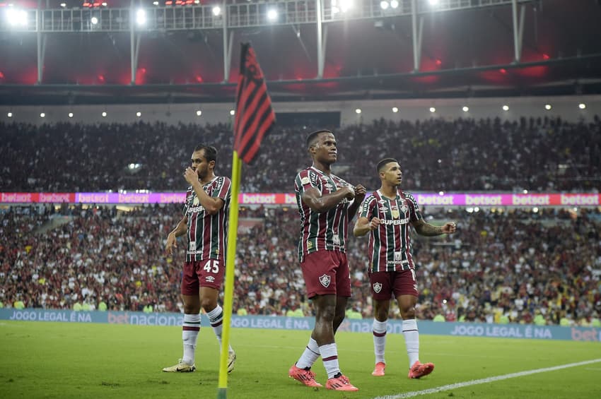 Arias comemora gol que provocou o créu entre os torcedores do Fluminense