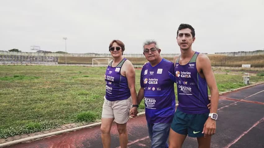 Caio Bonfim ao lado dos pais