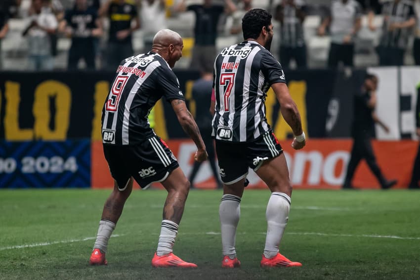 Deyverson e Hulk comemoram gol em Atletico-MG x Gremio no estadio Arena MRV pelo campeonato Brasileiro A 2024. Foto: Fernando Moreno/AGIF